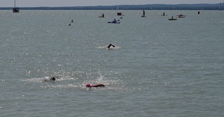 Balatonfüreden ezrek úsznak át: Öbölátúszás Tihany!